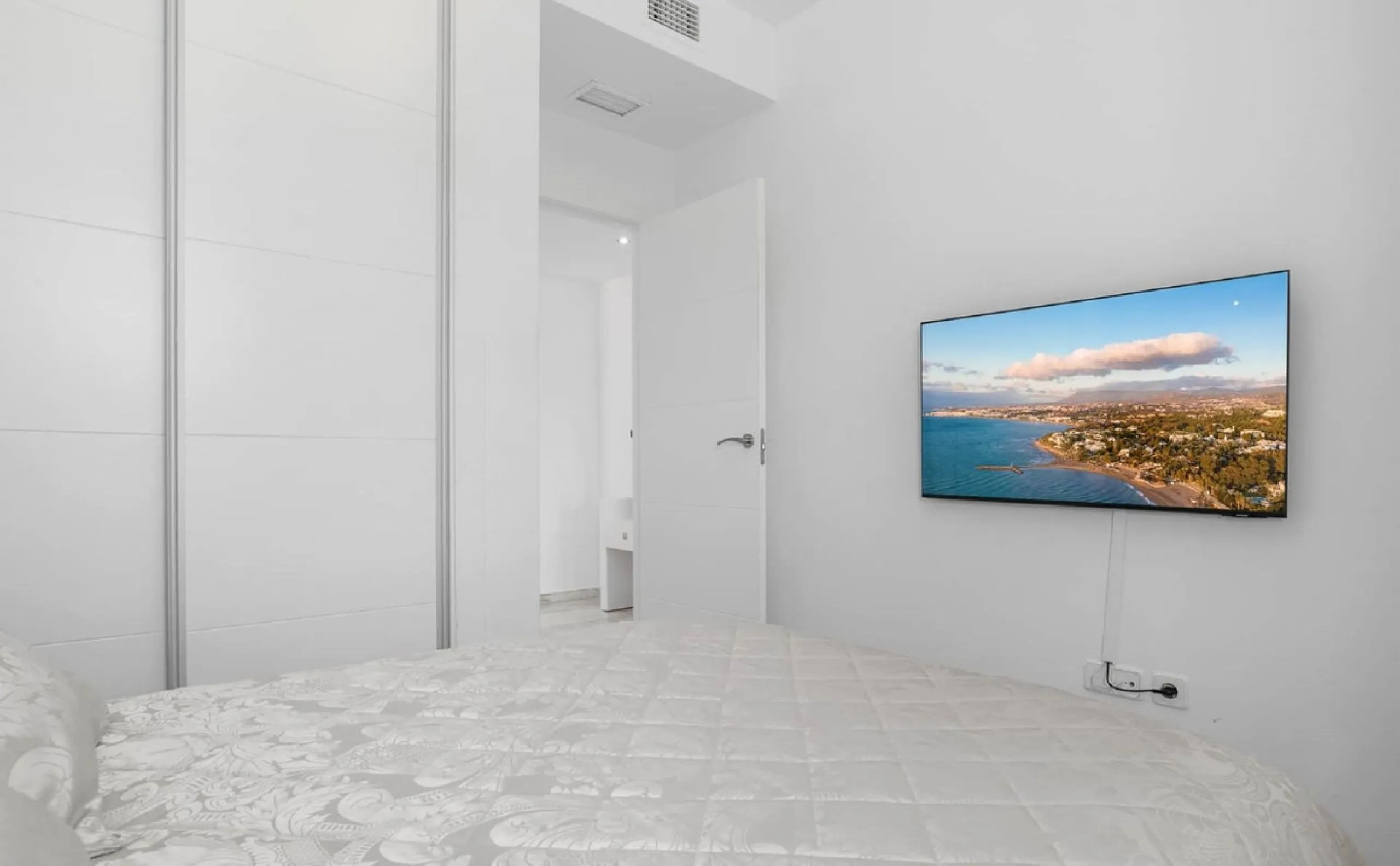 House - Semi-Detached House в продаже в Marbella, Málaga. В доме 6 спален и 4 ванных комнат. Площадь дома 358 м²