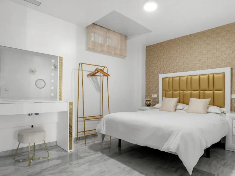 House - Semi-Detached House в продаже в Marbella, Málaga. В доме 6 спален и 4 ванных комнат. Площадь дома 358 м²