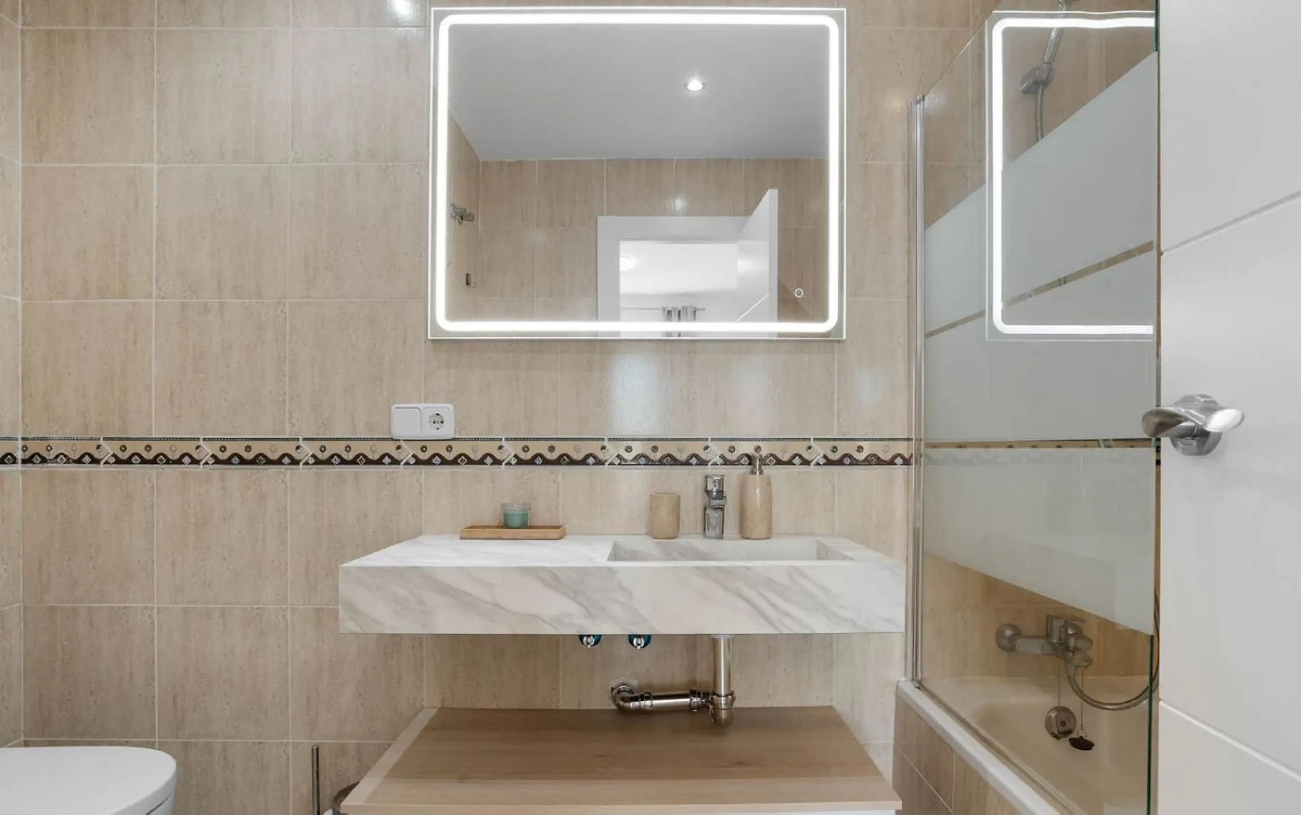 House - Semi-Detached House в продаже в Marbella, Málaga. В доме 6 спален и 4 ванных комнат. Площадь дома 358 м²