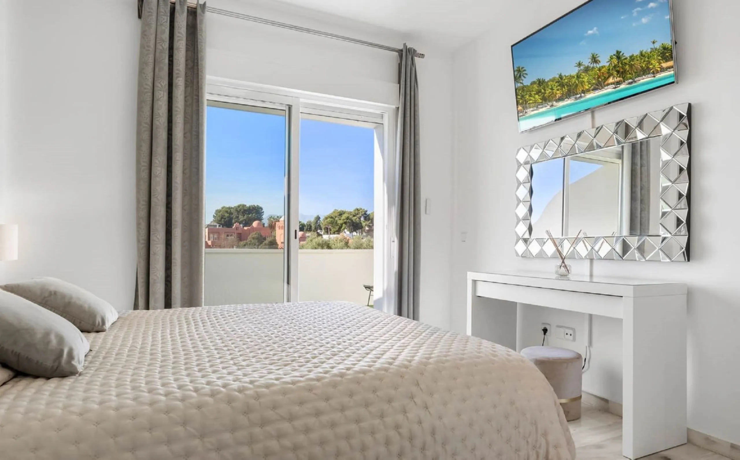 House - Semi-Detached House в продаже в Marbella, Málaga. В доме 6 спален и 4 ванных комнат. Площадь дома 358 м²