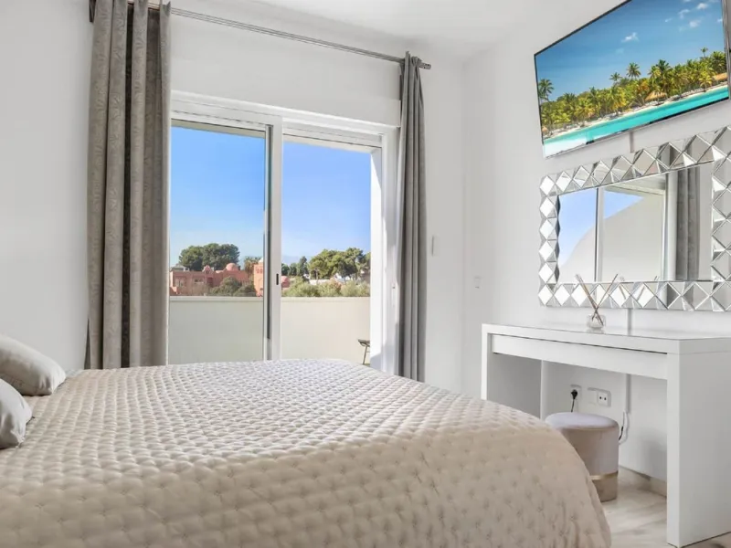 House - Semi-Detached House в продаже в Marbella, Málaga. В доме 6 спален и 4 ванных комнат. Площадь дома 358 м²