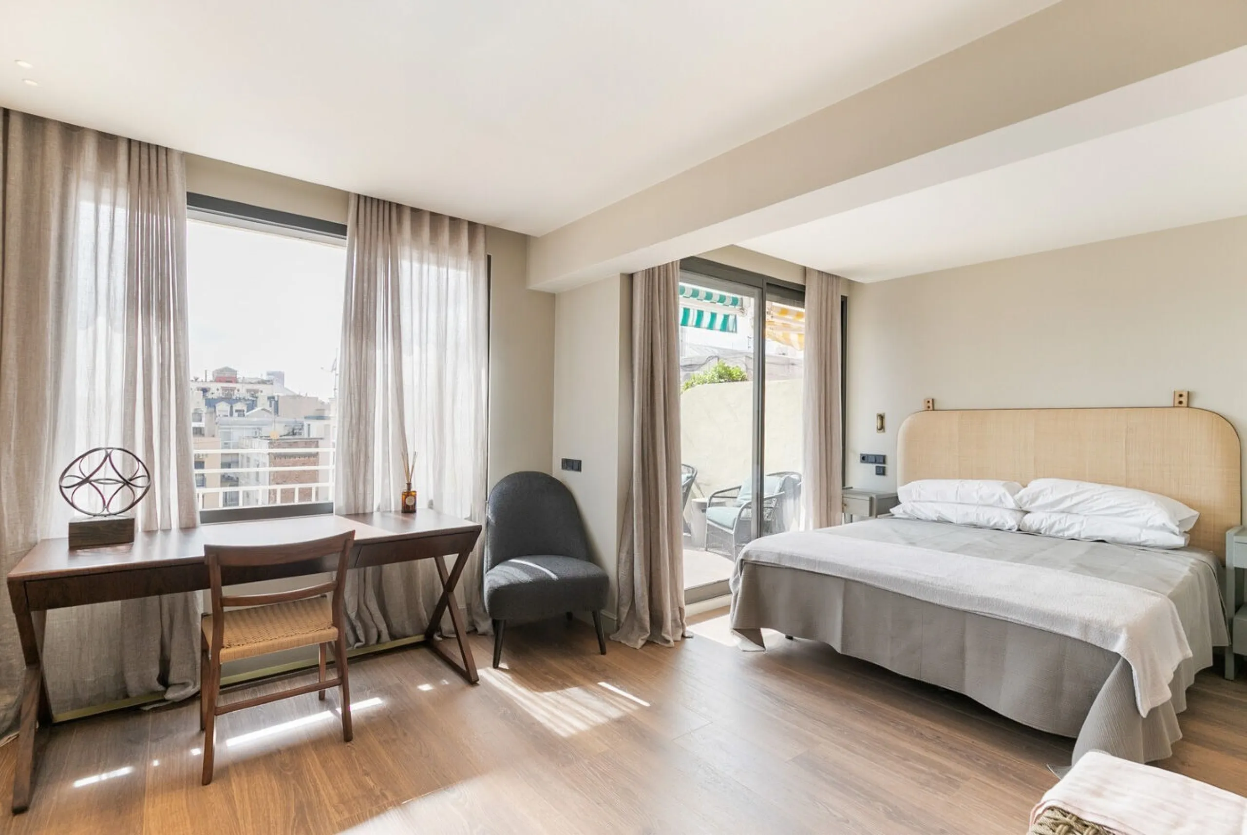 Stylish Renovated Penthouse in the Heart of Eixample Esquerra, Barcelona