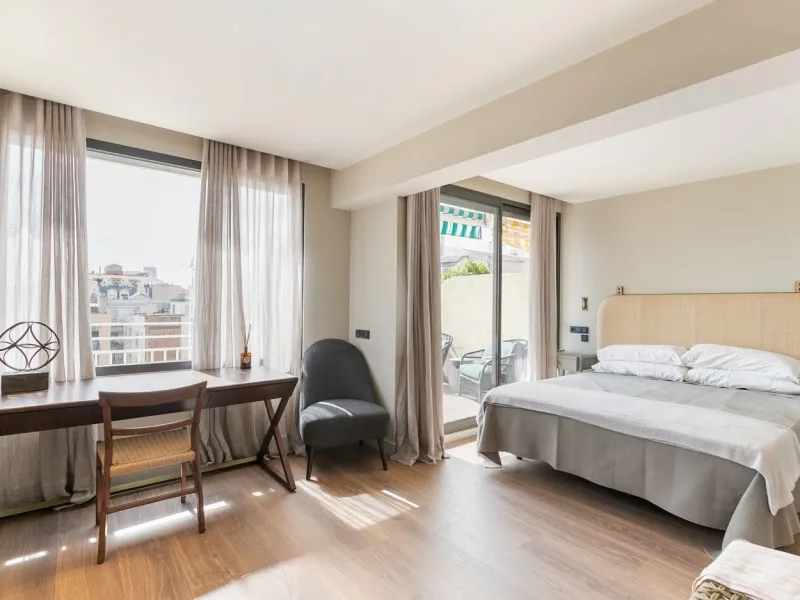 Stylish Renovated Penthouse in the Heart of Eixample Esquerra, Barcelona