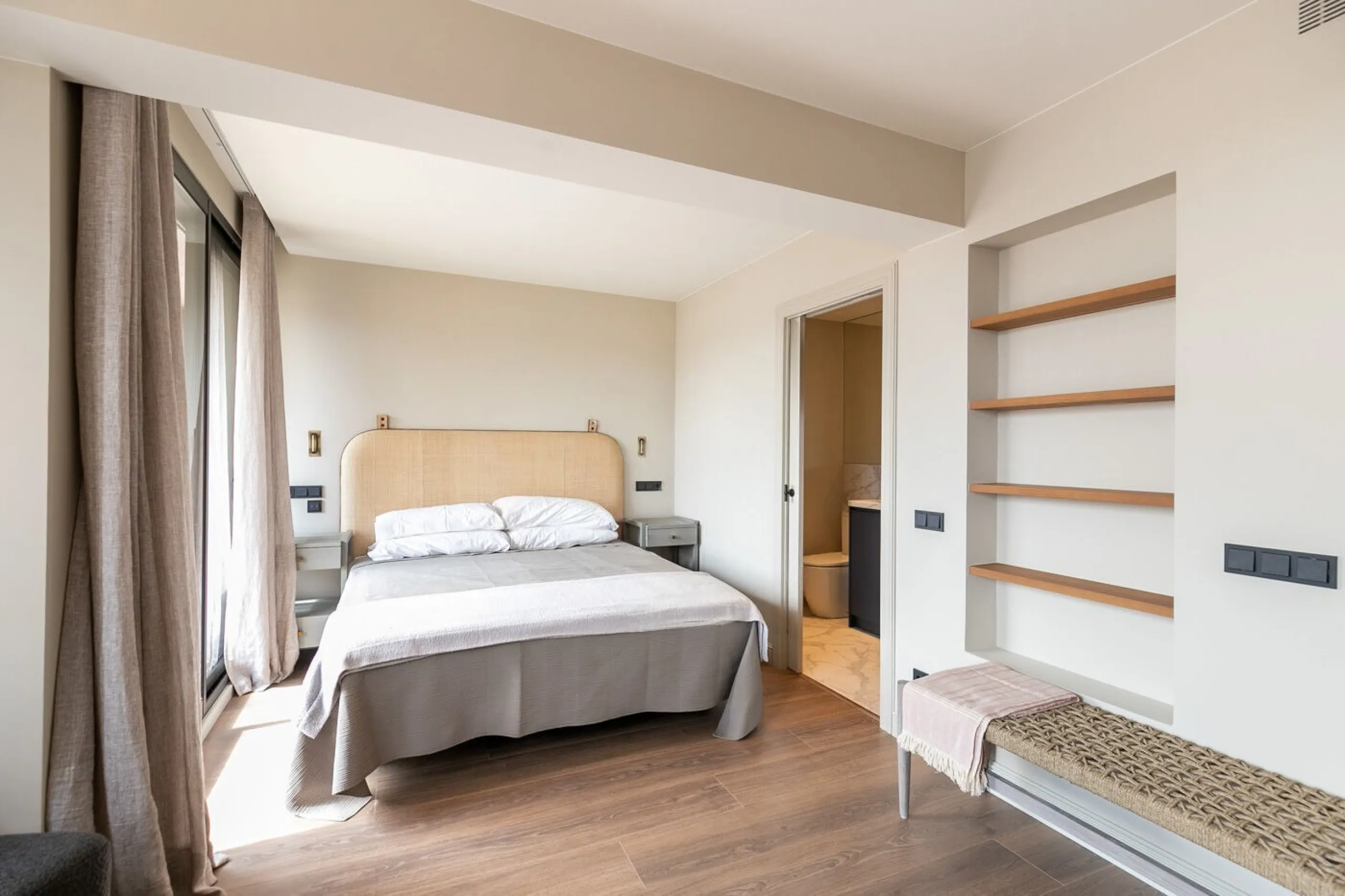 Stylish Renovated Penthouse in the Heart of Eixample Esquerra, Barcelona