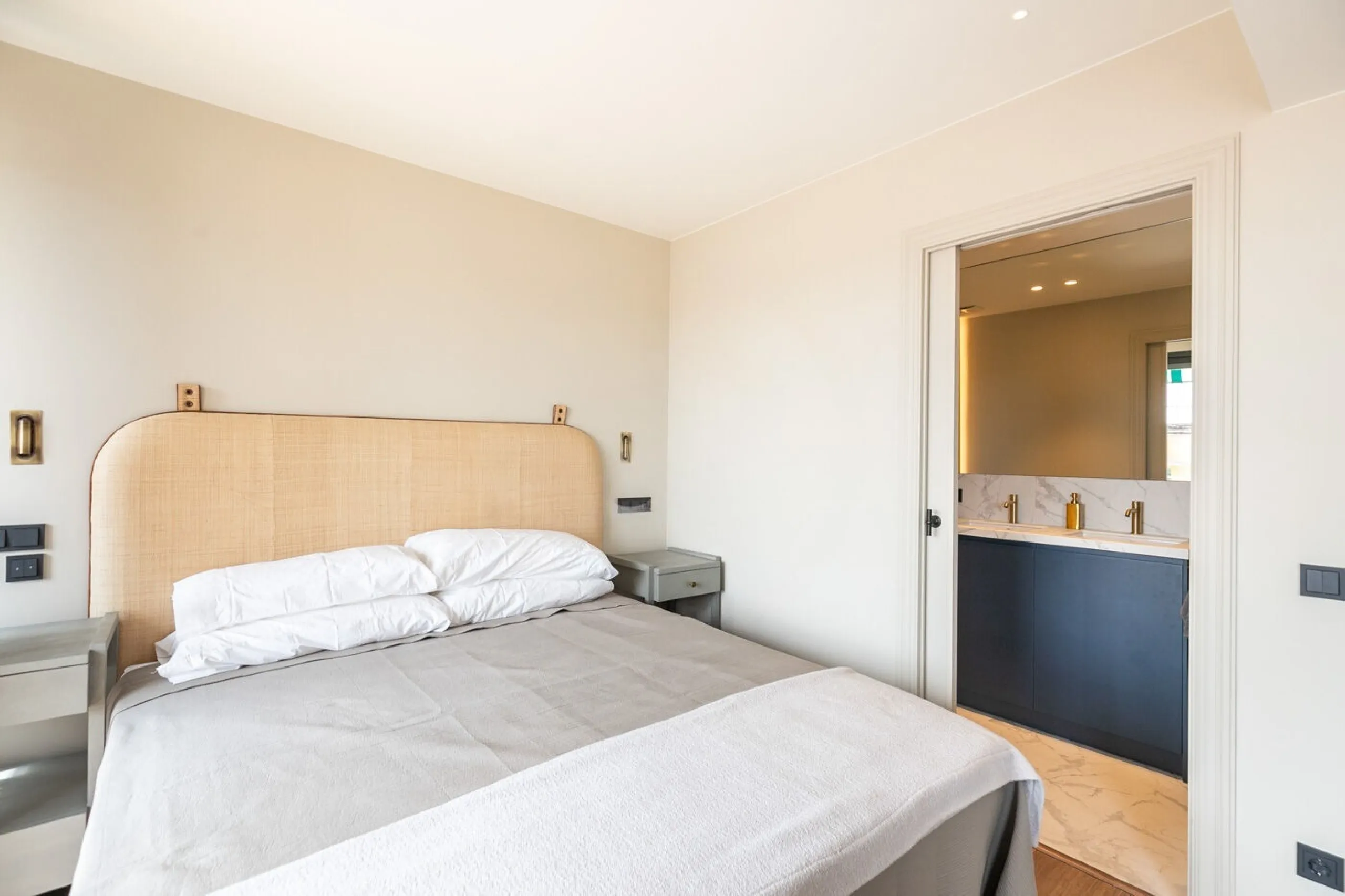Stylish Renovated Penthouse in the Heart of Eixample Esquerra, Barcelona
