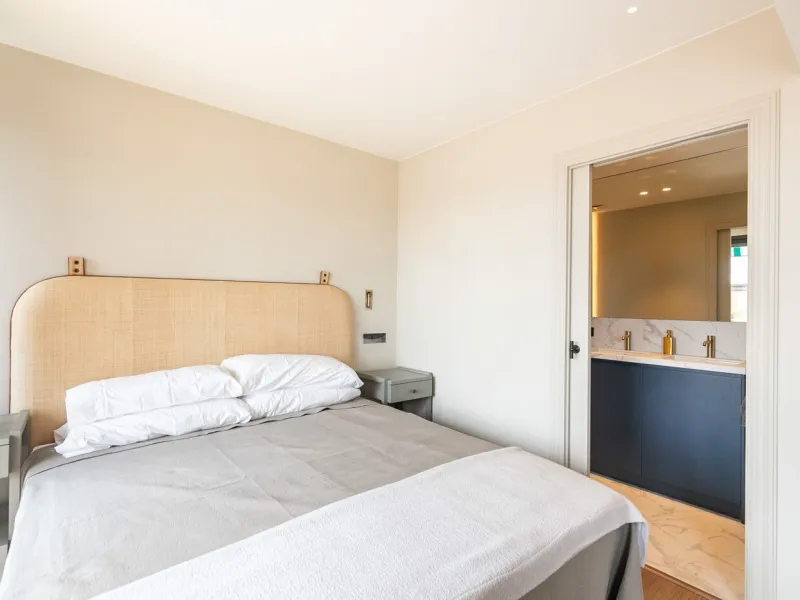 Stylish Renovated Penthouse in the Heart of Eixample Esquerra, Barcelona