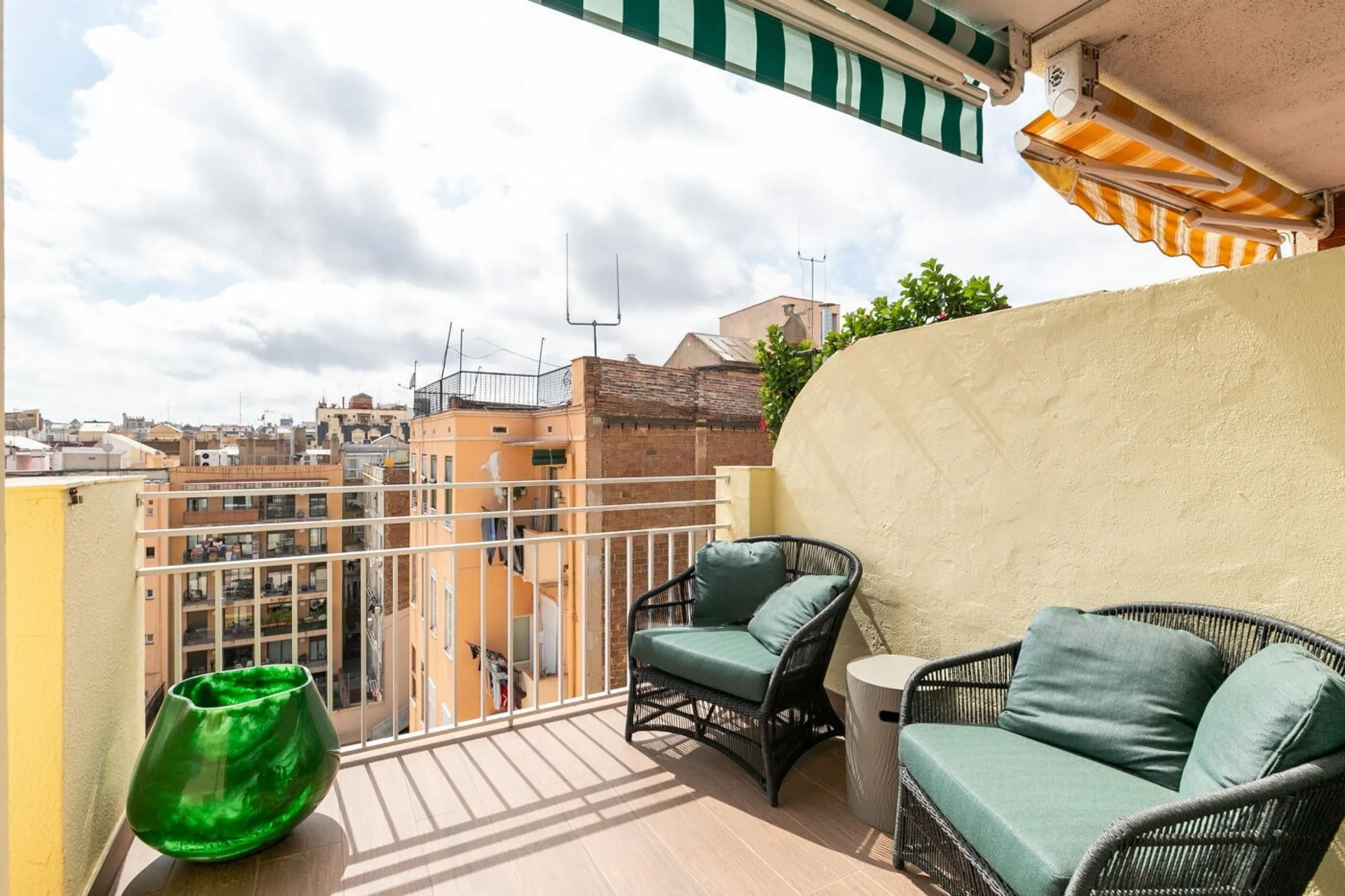 Stylish Renovated Penthouse in the Heart of Eixample Esquerra, Barcelona
