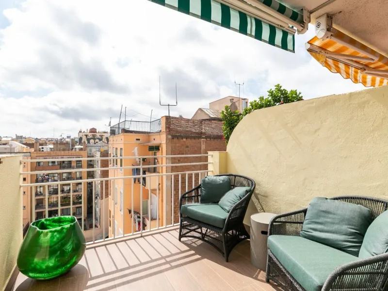 Stylish Renovated Penthouse in the Heart of Eixample Esquerra, Barcelona