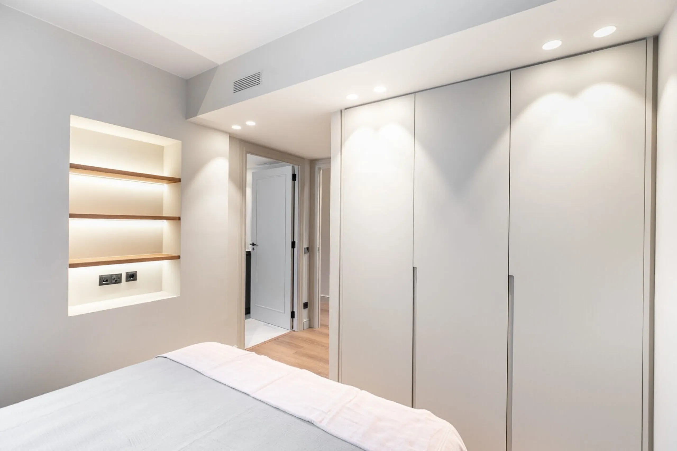 Stylish Renovated Penthouse in the Heart of Eixample Esquerra, Barcelona