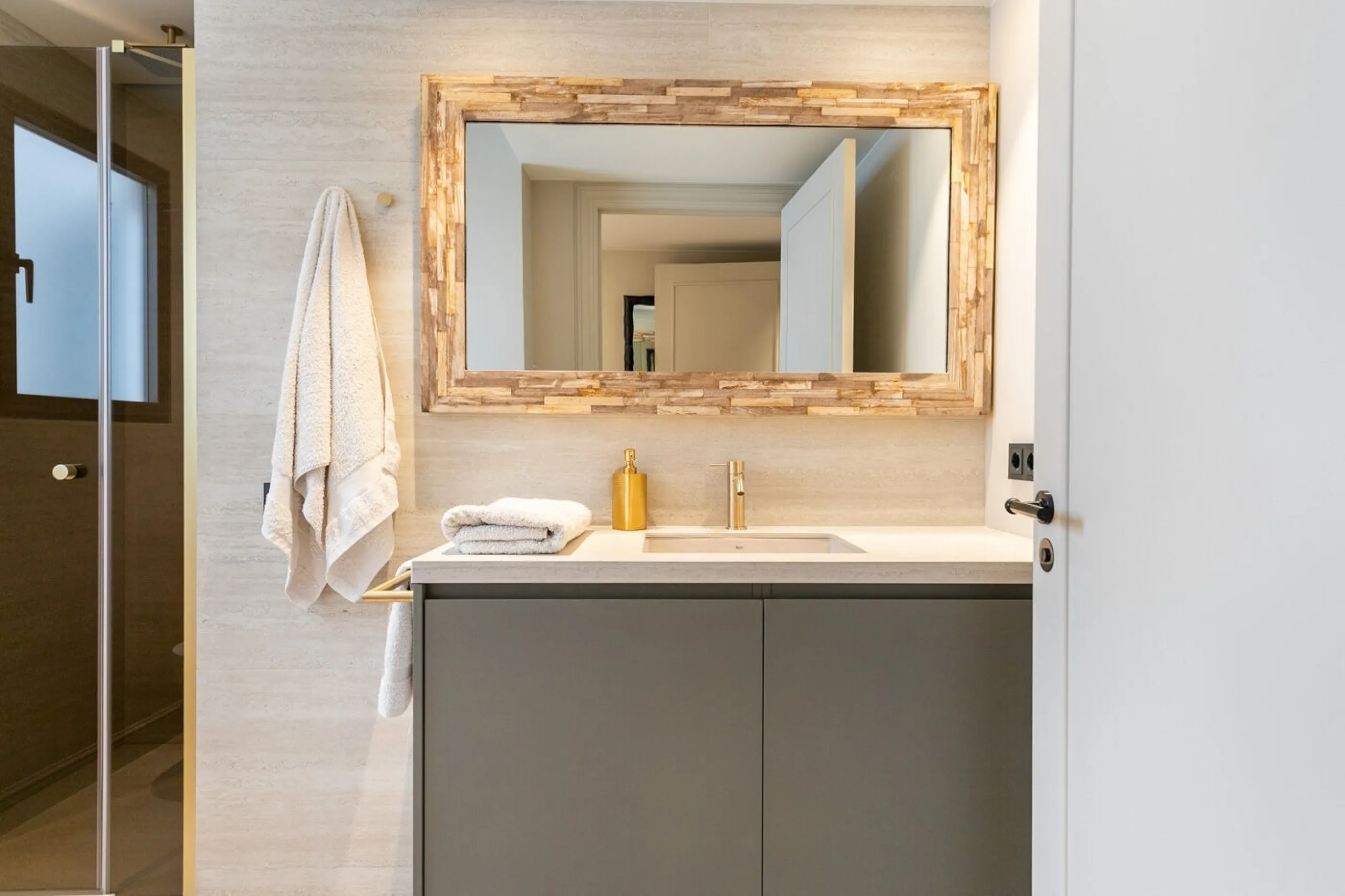 Stylish Renovated Penthouse in the Heart of Eixample Esquerra, Barcelona