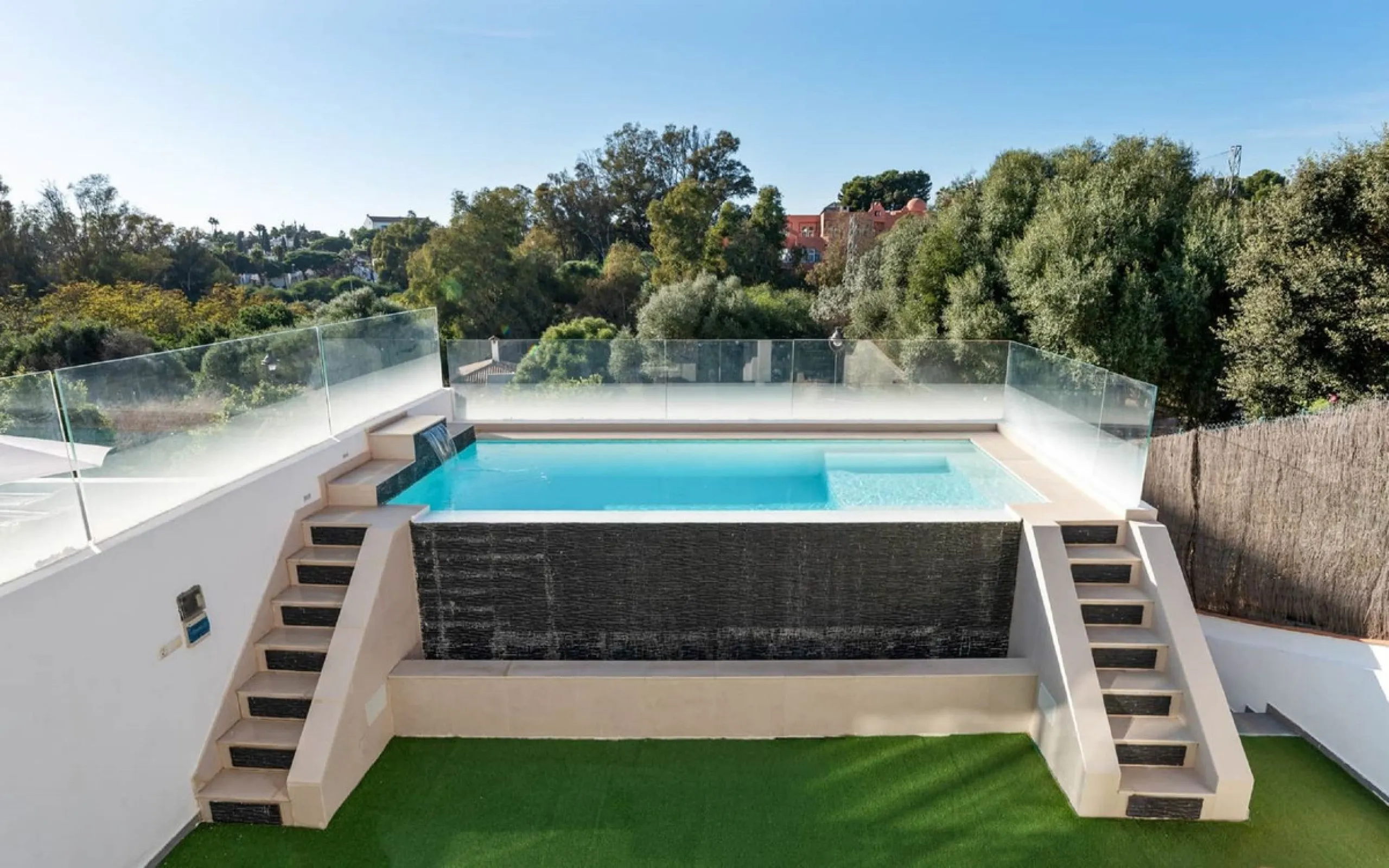 House - Semi-Detached House в продаже в Marbella, Málaga. В доме 6 спален и 4 ванных комнат. Площадь дома 358 м²