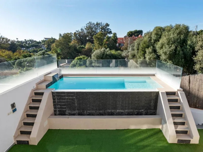 House - Semi-Detached House в продаже в Marbella, Málaga. В доме 6 спален и 4 ванных комнат. Площадь дома 358 м²