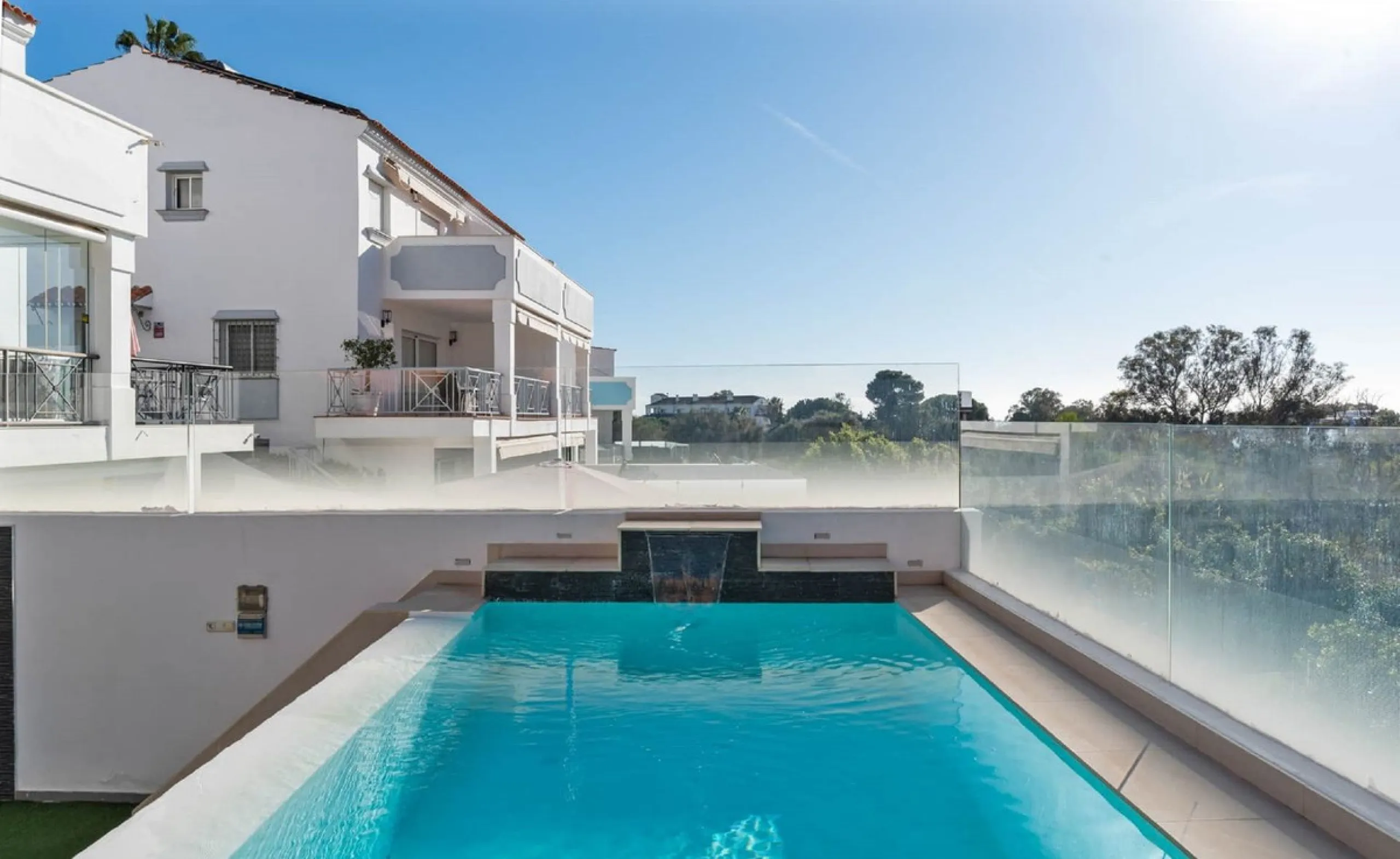 House - Semi-Detached House в продаже в Marbella, Málaga. В доме 6 спален и 4 ванных комнат. Площадь дома 358 м²