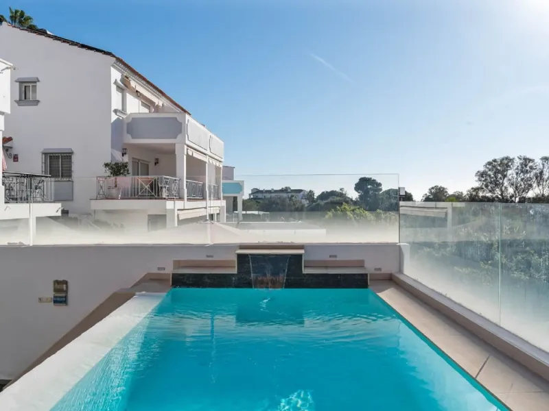 House - Semi-Detached House в продаже в Marbella, Málaga. В доме 6 спален и 4 ванных комнат. Площадь дома 358 м²