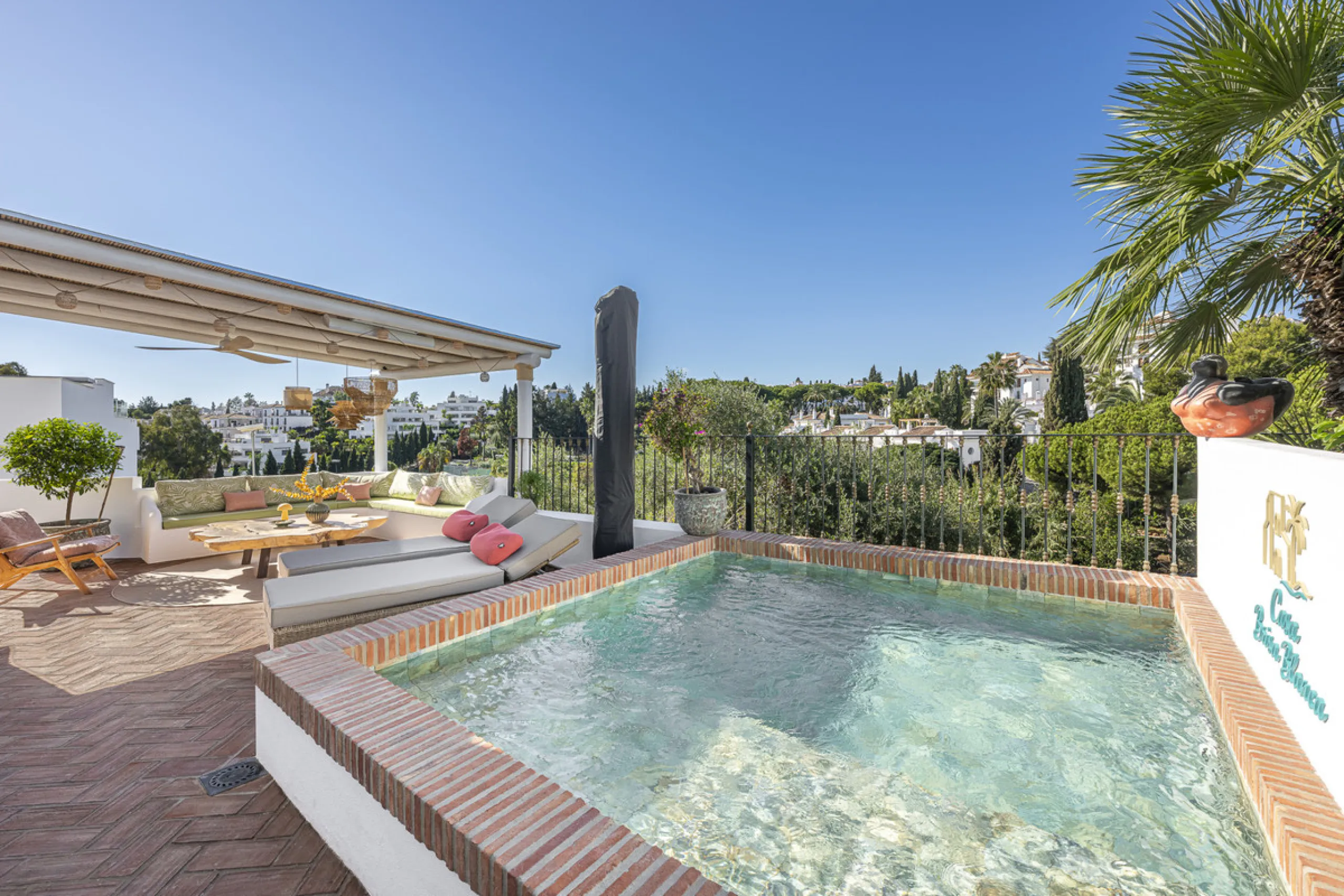 Situated in the sought-after urbanisation of Arco Iris in Altos de Puente Romano, this exceptional townhouse offers a rare opportunity to own one of the most spacious homes within the community. Set in the heart of Marbella's Golden Mile, just a short wal
