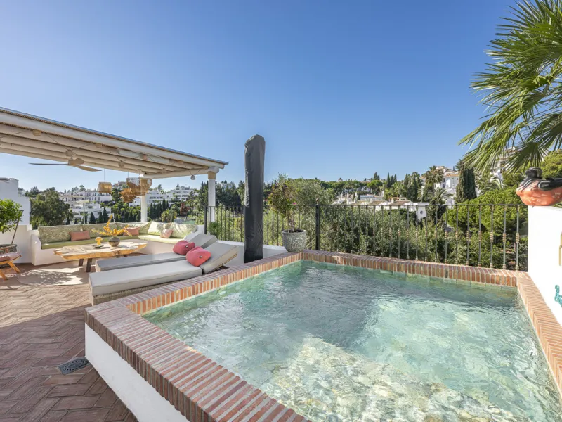 Situated in the sought-after urbanisation of Arco Iris in Altos de Puente Romano, this exceptional townhouse offers a rare opportunity to own one of the most spacious homes within the community. Set in the heart of Marbella's Golden Mile, just a short wal