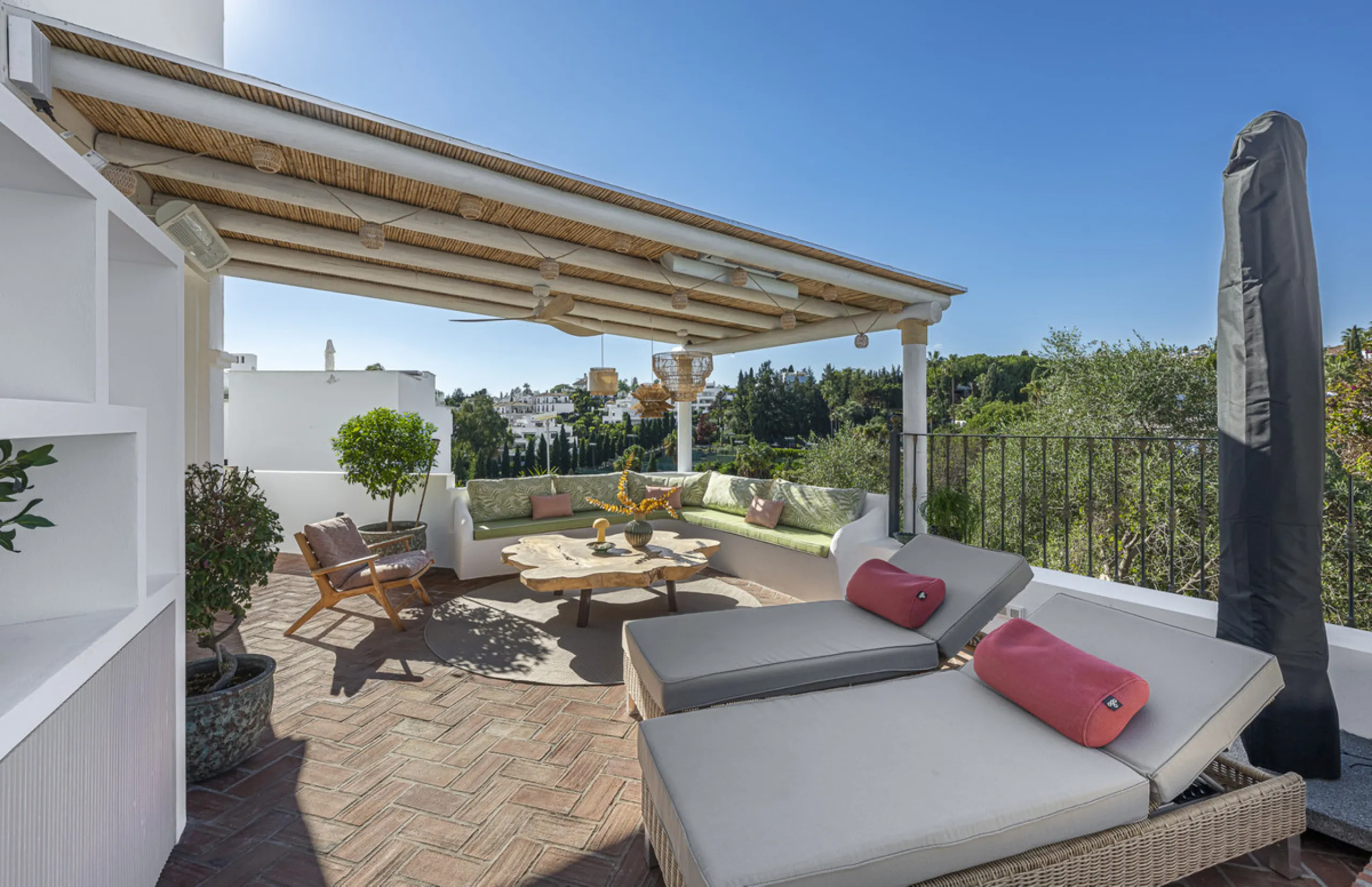 Situated in the sought-after urbanisation of Arco Iris in Altos de Puente Romano, this exceptional townhouse offers a rare opportunity to own one of the most spacious homes within the community. Set in the heart of Marbella's Golden Mile, just a short wal