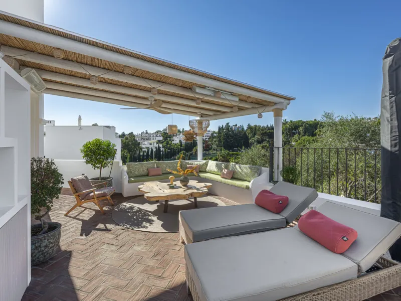 Situated in the sought-after urbanisation of Arco Iris in Altos de Puente Romano, this exceptional townhouse offers a rare opportunity to own one of the most spacious homes within the community. Set in the heart of Marbella's Golden Mile, just a short wal