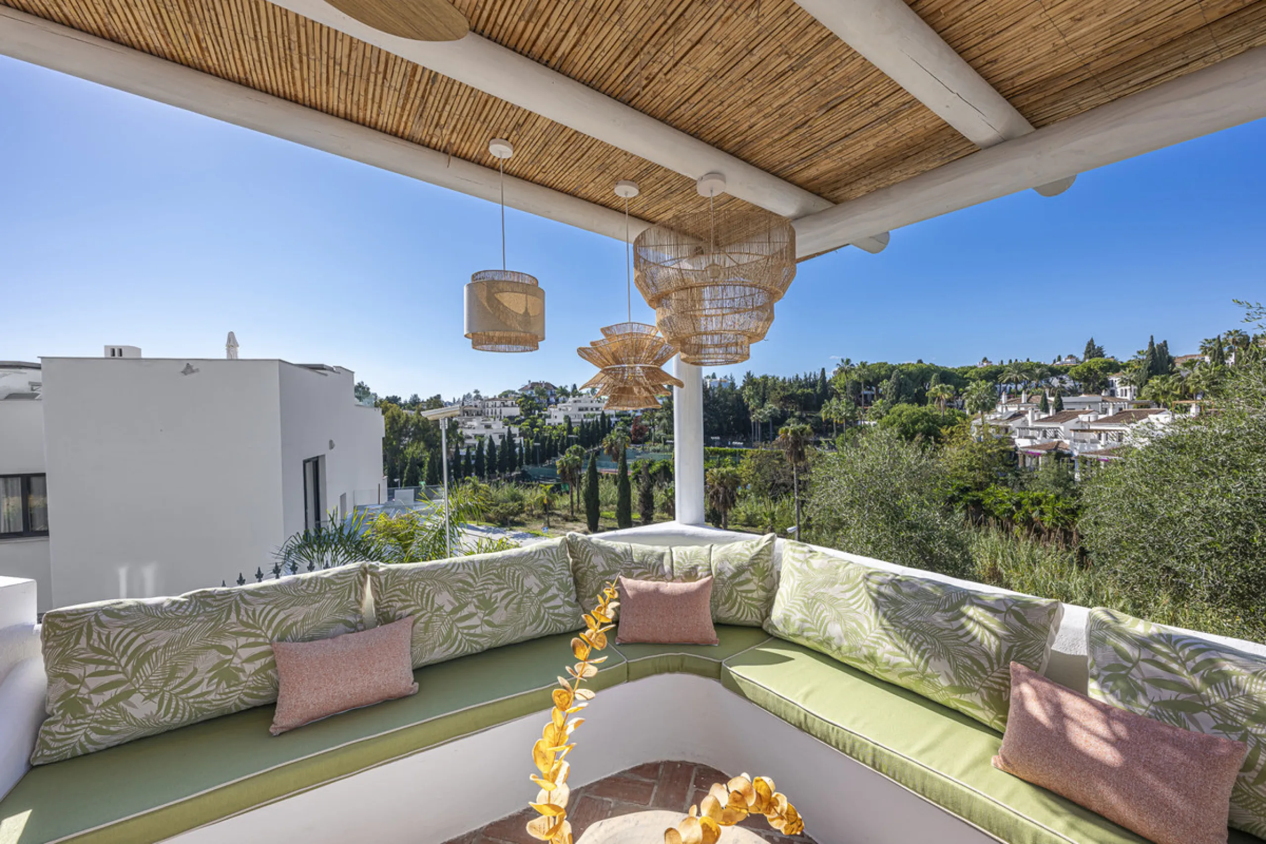 Situated in the sought-after urbanisation of Arco Iris in Altos de Puente Romano, this exceptional townhouse offers a rare opportunity to own one of the most spacious homes within the community. Set in the heart of Marbella's Golden Mile, just a short wal