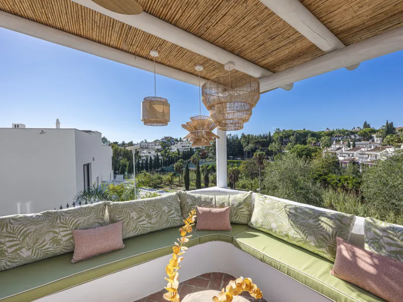Situated in the sought-after urbanisation of Arco Iris in Altos de Puente Romano, this exceptional townhouse offers a rare opportunity to own one of the most spacious homes within the community. Set in the heart of Marbella's Golden Mile, just a short wal