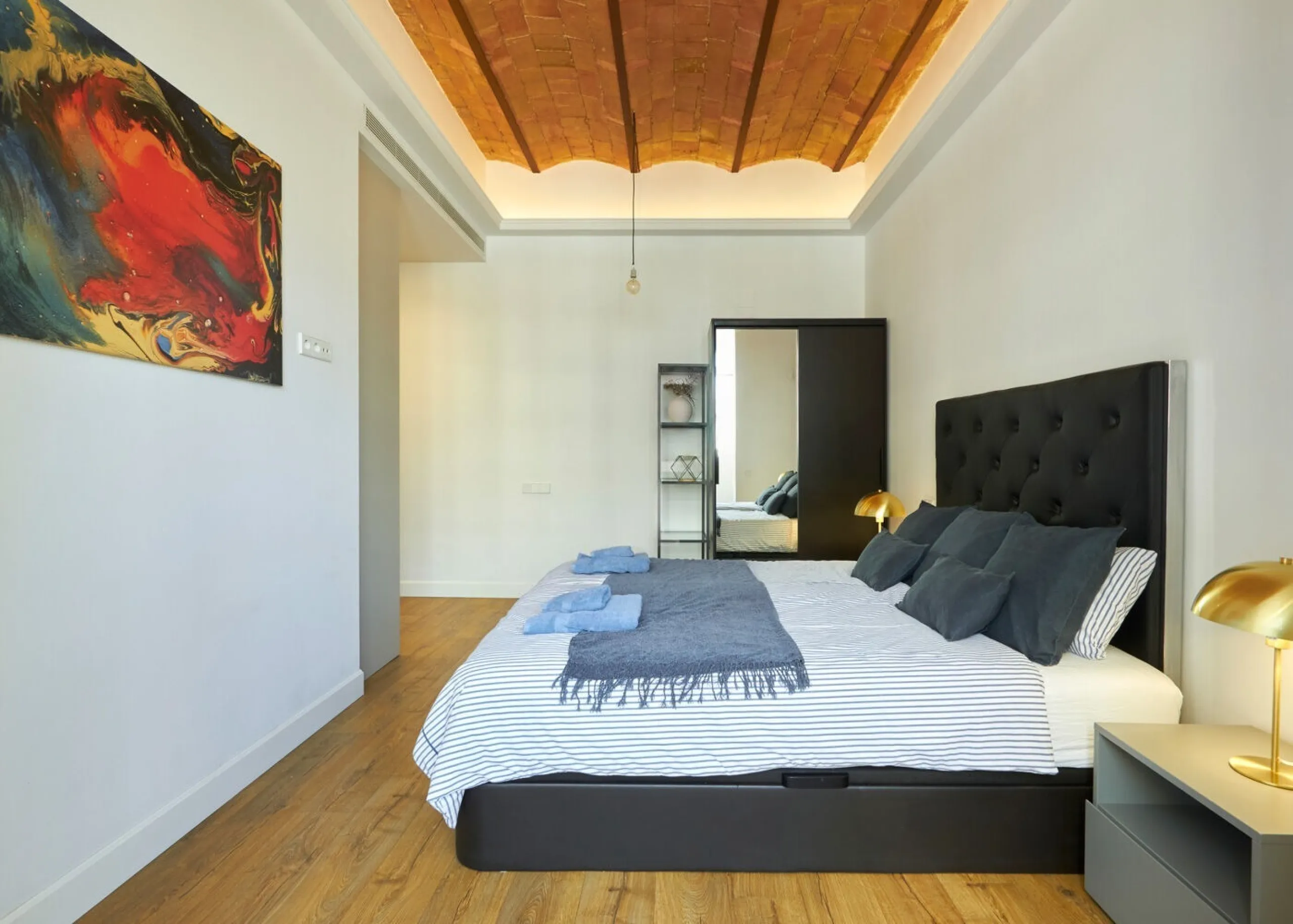 Elegant Renovated Apartment in Eixample Steps from Passeig de Gracia, Barcelona
