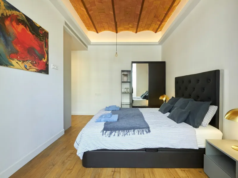 Elegant Renovated Apartment in Eixample Steps from Passeig de Gracia, Barcelona