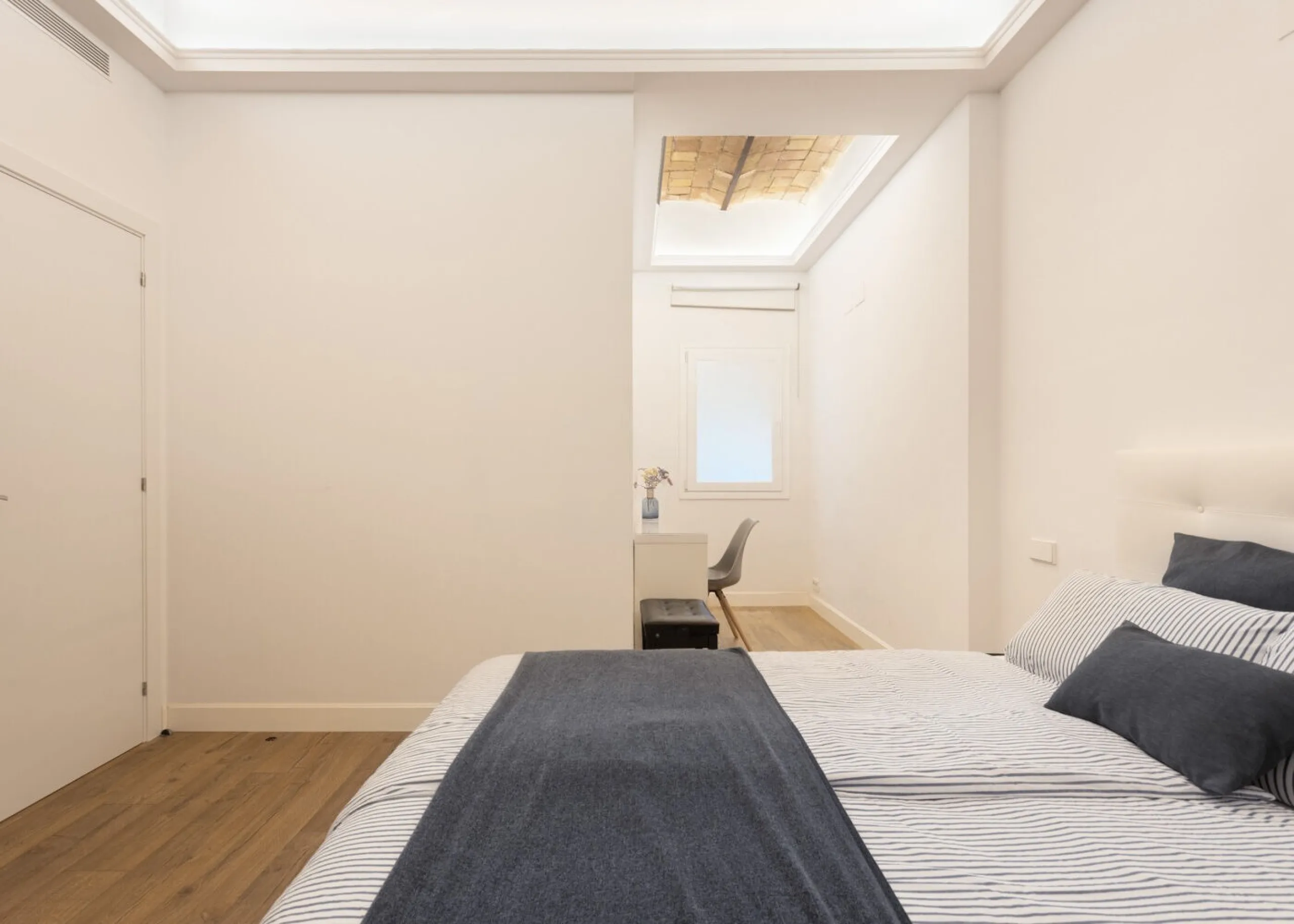 Elegant Renovated Apartment in Eixample Steps from Passeig de Gracia, Barcelona