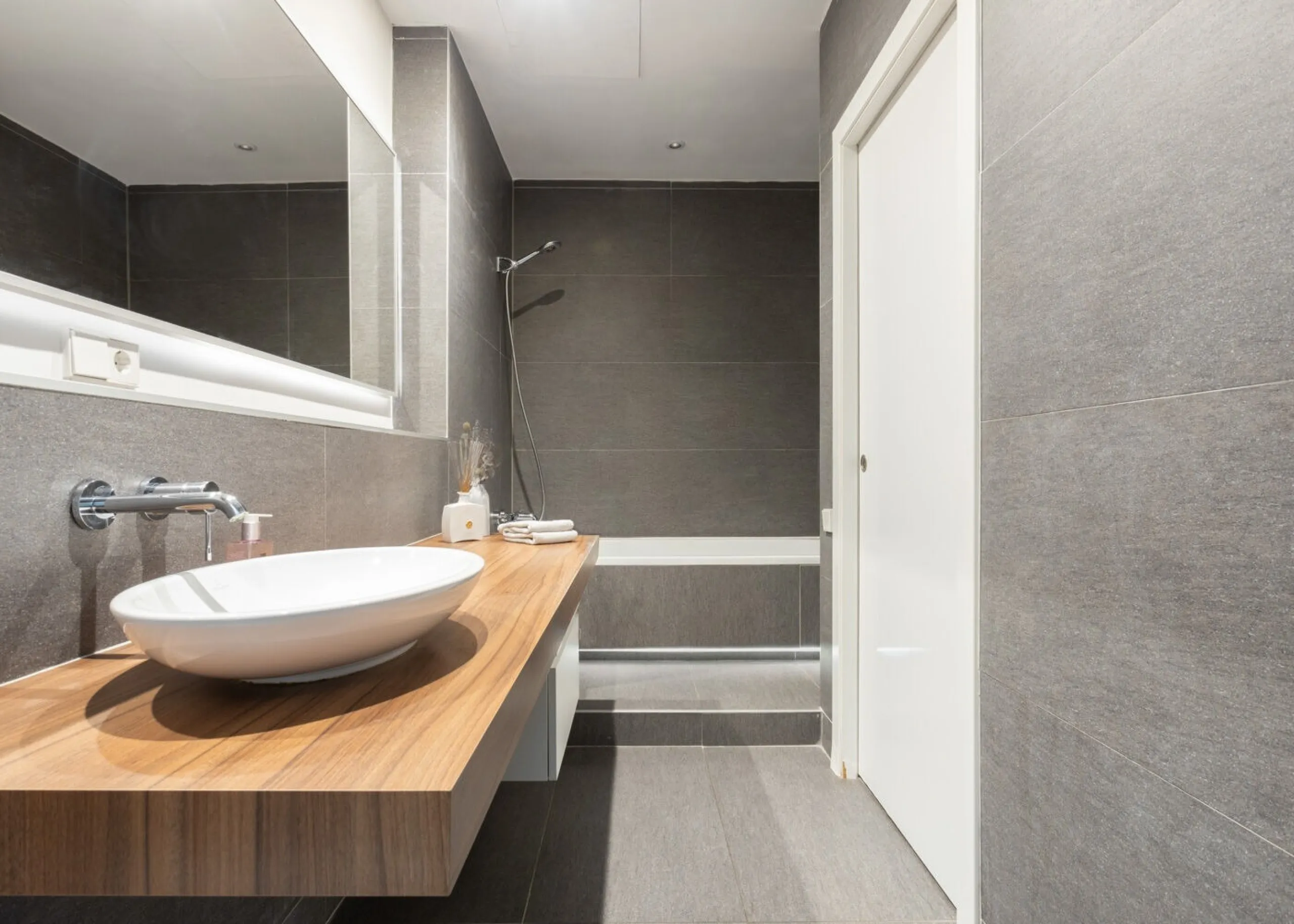 Elegant Renovated Apartment in Eixample Steps from Passeig de Gracia, Barcelona
