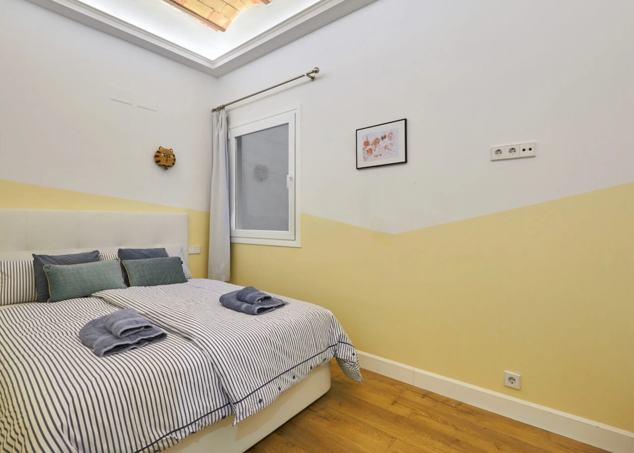 Elegant Renovated Apartment in Eixample Steps from Passeig de Gracia, Barcelona