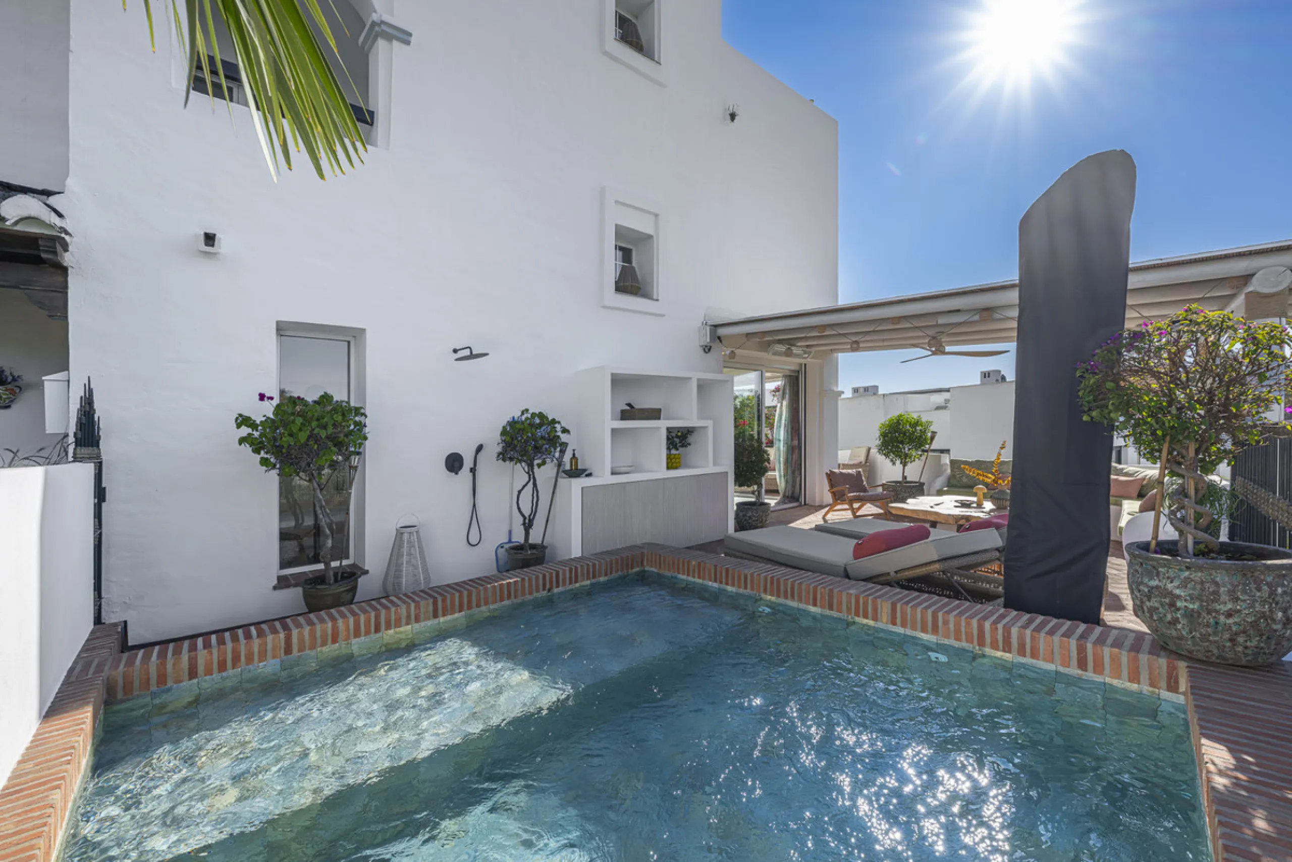 Situated in the sought-after urbanisation of Arco Iris in Altos de Puente Romano, this exceptional townhouse offers a rare opportunity to own one of the most spacious homes within the community. Set in the heart of Marbella's Golden Mile, just a short wal