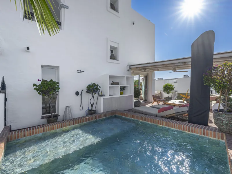 Situated in the sought-after urbanisation of Arco Iris in Altos de Puente Romano, this exceptional townhouse offers a rare opportunity to own one of the most spacious homes within the community. Set in the heart of Marbella's Golden Mile, just a short wal