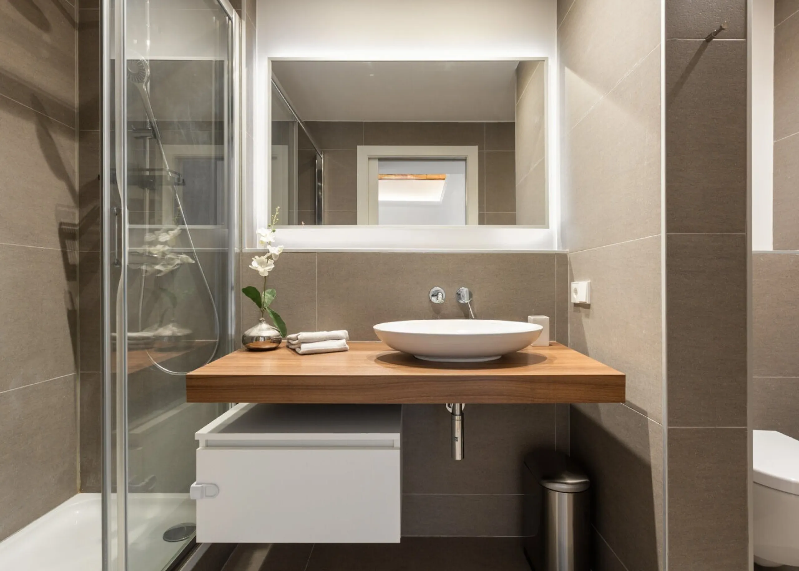 Elegant Renovated Apartment in Eixample Steps from Passeig de Gracia, Barcelona