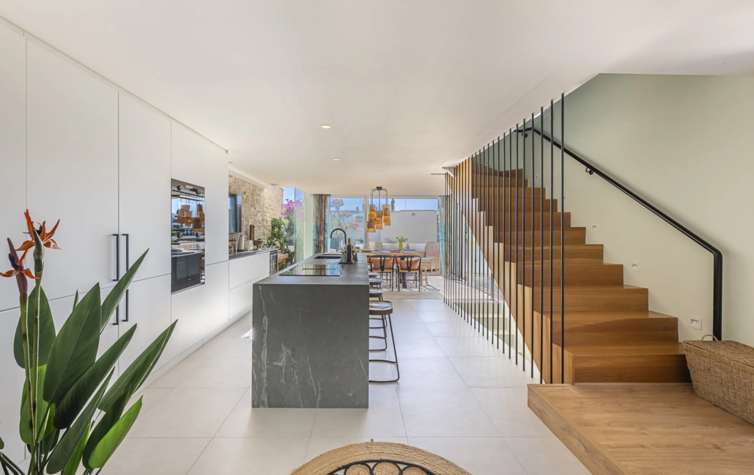 Situated in the sought-after urbanisation of Arco Iris in Altos de Puente Romano, this exceptional townhouse offers a rare opportunity to own one of the most spacious homes within the community. Set in the heart of Marbella's Golden Mile, just a short wal