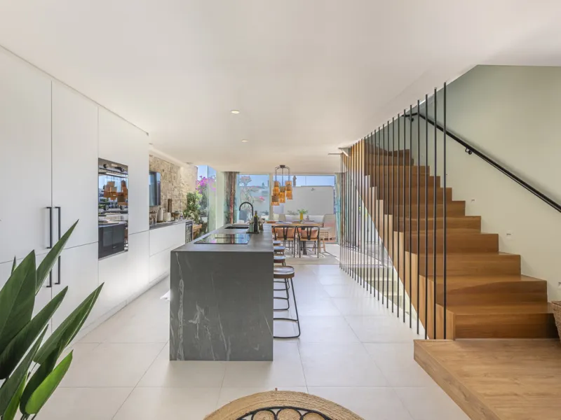 Situated in the sought-after urbanisation of Arco Iris in Altos de Puente Romano, this exceptional townhouse offers a rare opportunity to own one of the most spacious homes within the community. Set in the heart of Marbella's Golden Mile, just a short wal