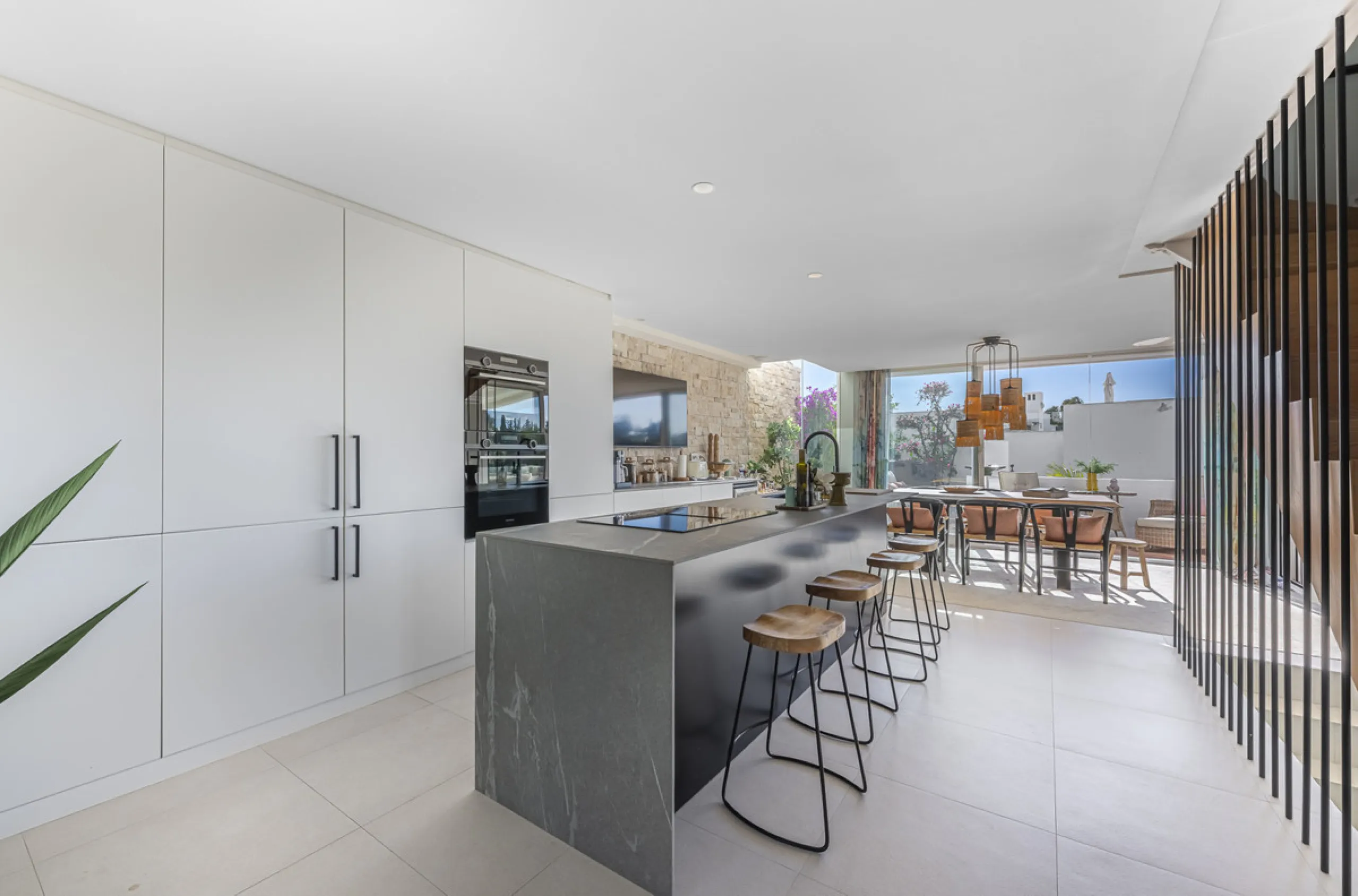 Situated in the sought-after urbanisation of Arco Iris in Altos de Puente Romano, this exceptional townhouse offers a rare opportunity to own one of the most spacious homes within the community. Set in the heart of Marbella's Golden Mile, just a short wal
