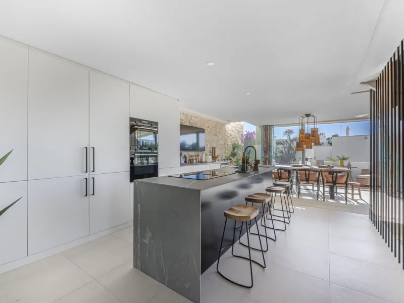 Situated in the sought-after urbanisation of Arco Iris in Altos de Puente Romano, this exceptional townhouse offers a rare opportunity to own one of the most spacious homes within the community. Set in the heart of Marbella's Golden Mile, just a short wal