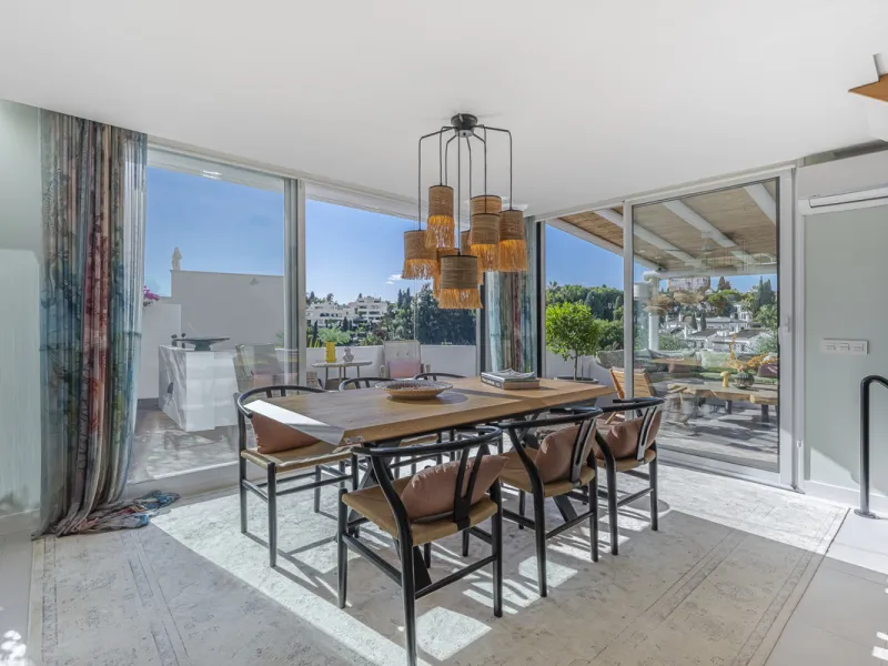 Situated in the sought-after urbanisation of Arco Iris in Altos de Puente Romano, this exceptional townhouse offers a rare opportunity to own one of the most spacious homes within the community. Set in the heart of Marbella's Golden Mile, just a short wal