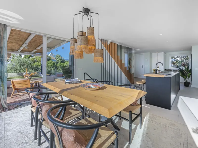 Situated in the sought-after urbanisation of Arco Iris in Altos de Puente Romano, this exceptional townhouse offers a rare opportunity to own one of the most spacious homes within the community. Set in the heart of Marbella's Golden Mile, just a short wal
