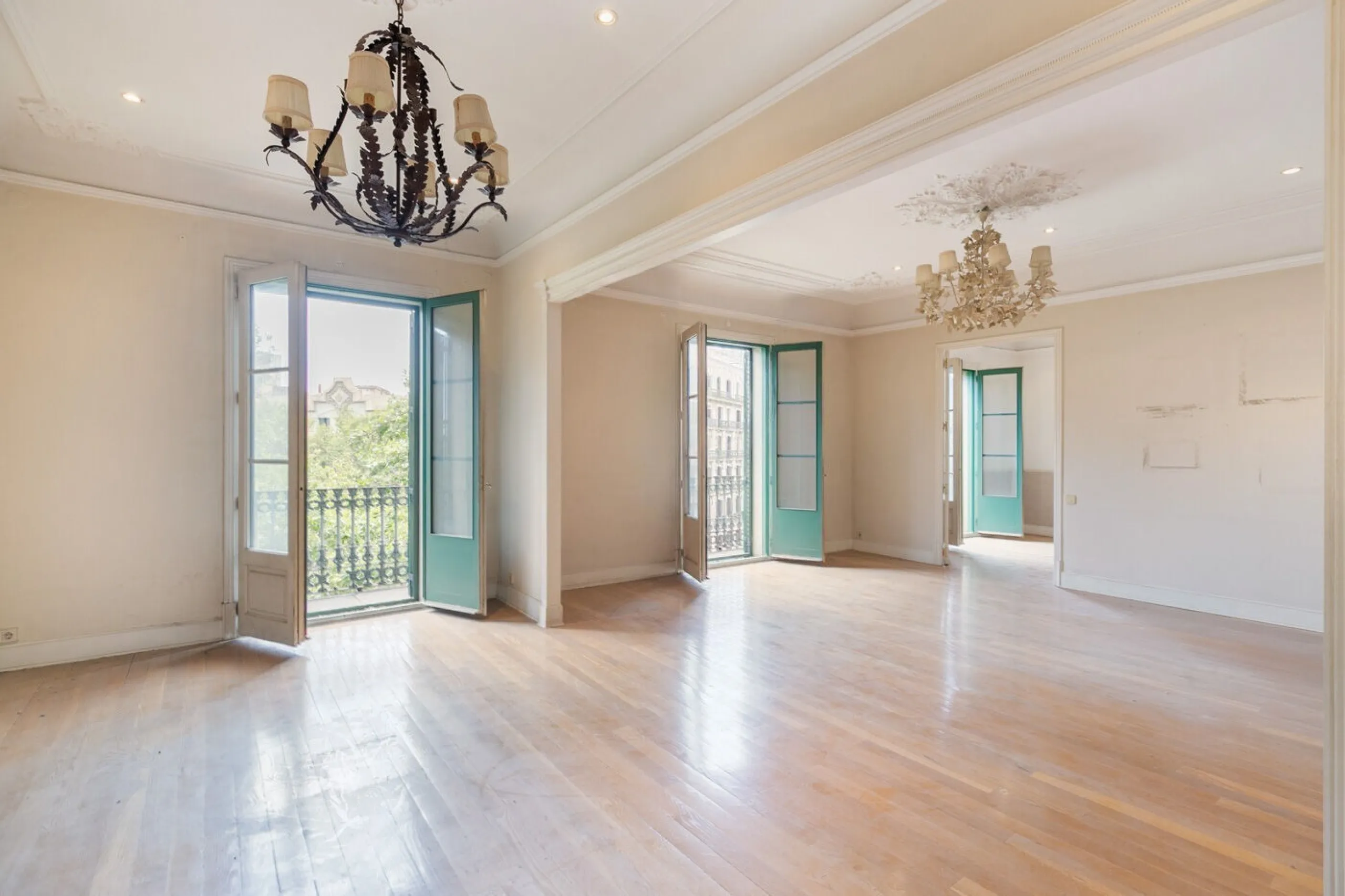 Piso elegante con balcones y vistas a Plaza Tetuan en Eixample, Barcelona