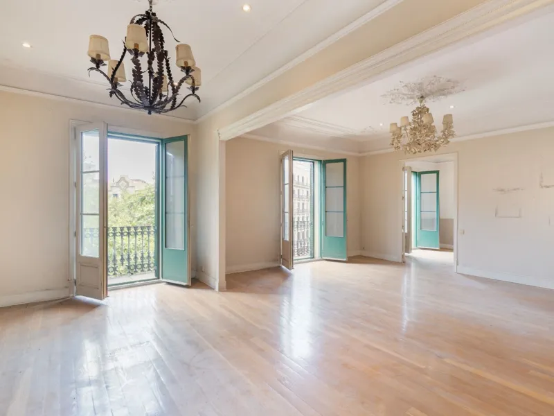 Piso elegante con balcones y vistas a Plaza Tetuan en Eixample, Barcelona