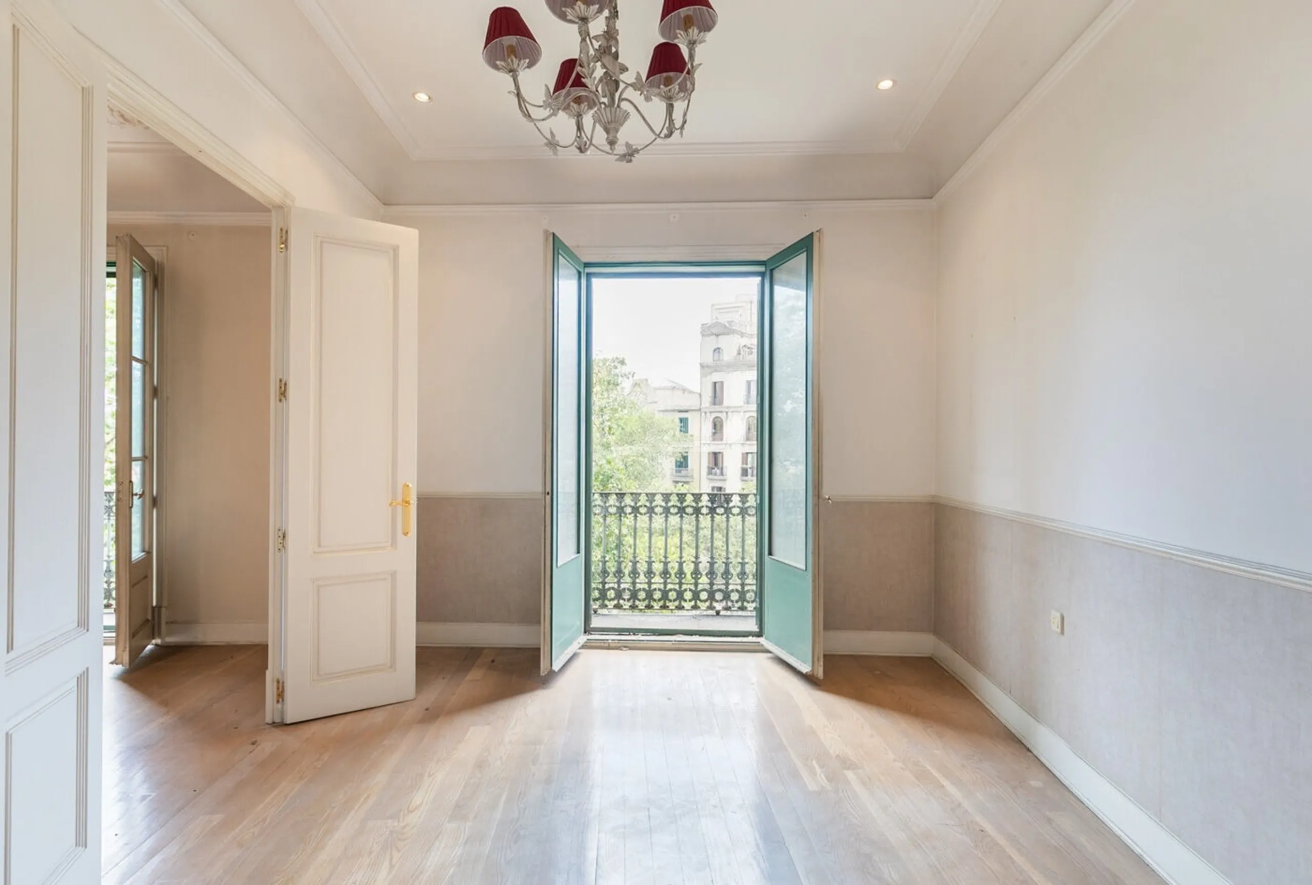 Piso elegante con balcones y vistas a Plaza Tetuan en Eixample, Barcelona