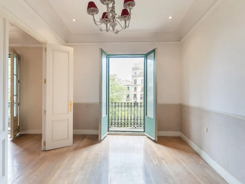 Piso elegante con balcones y vistas a Plaza Tetuan en Eixample, Barcelona
