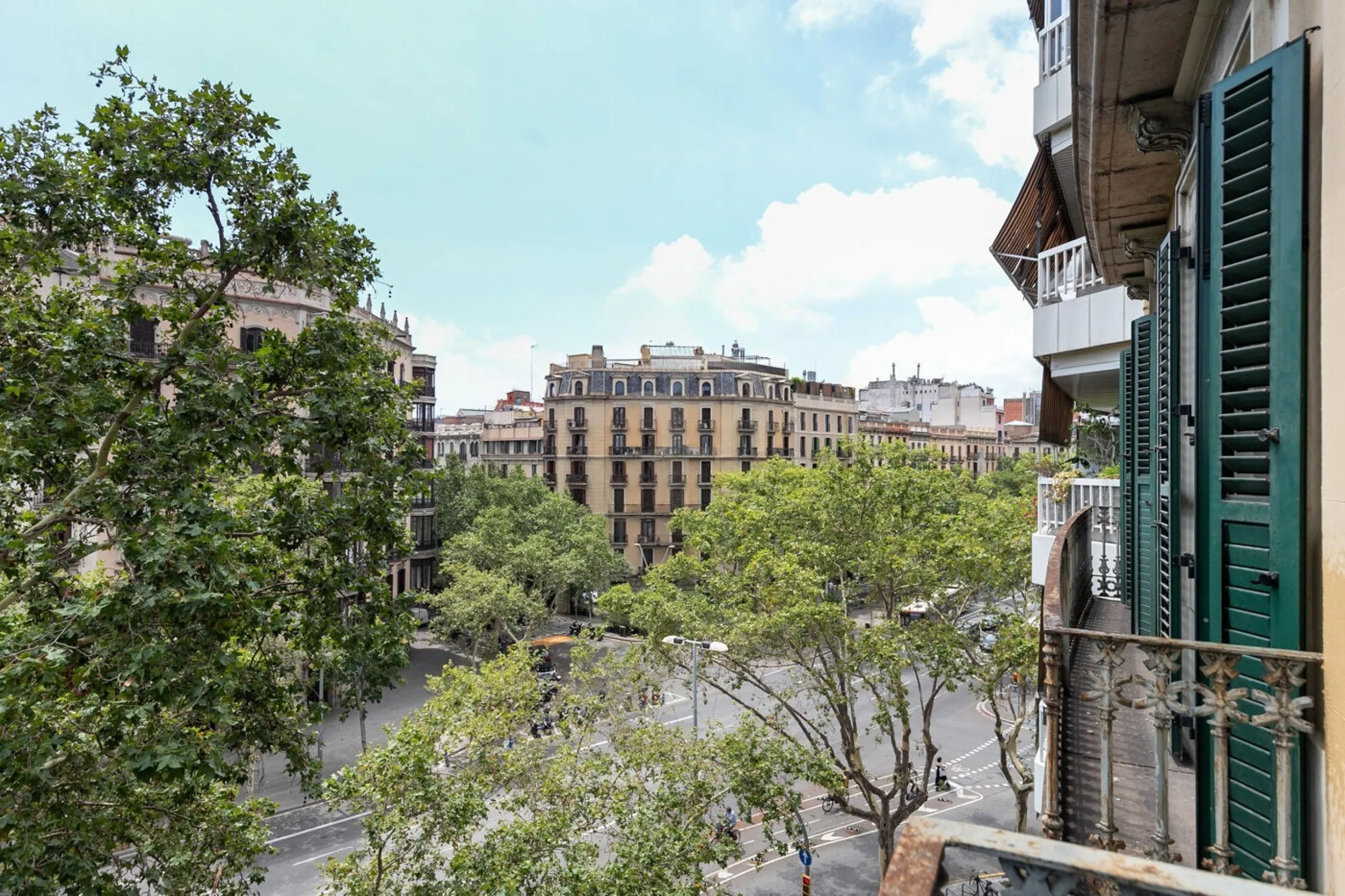 Piso elegante con balcones y vistas a Plaza Tetuan en Eixample, Barcelona