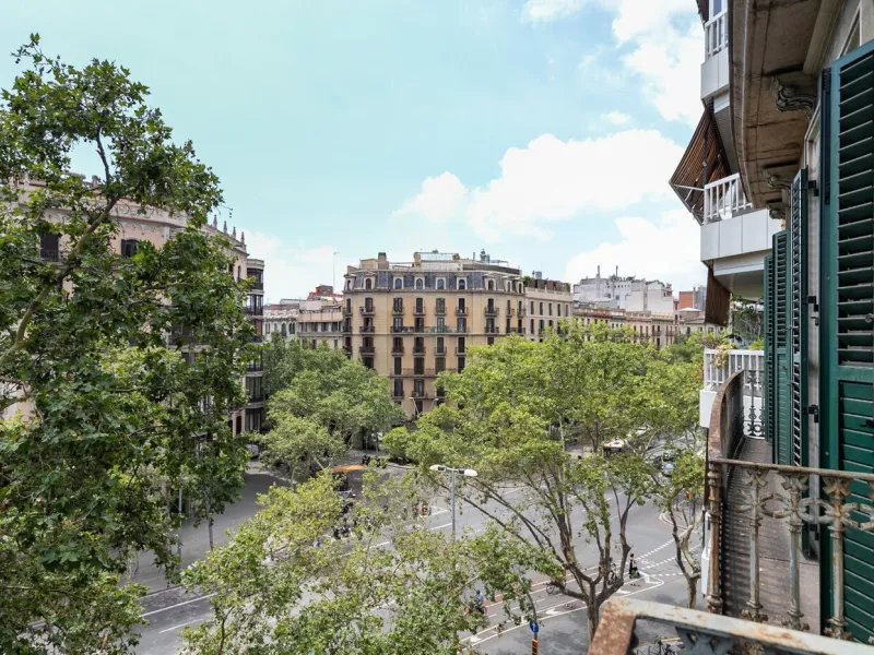 Piso elegante con balcones y vistas a Plaza Tetuan en Eixample, Barcelona