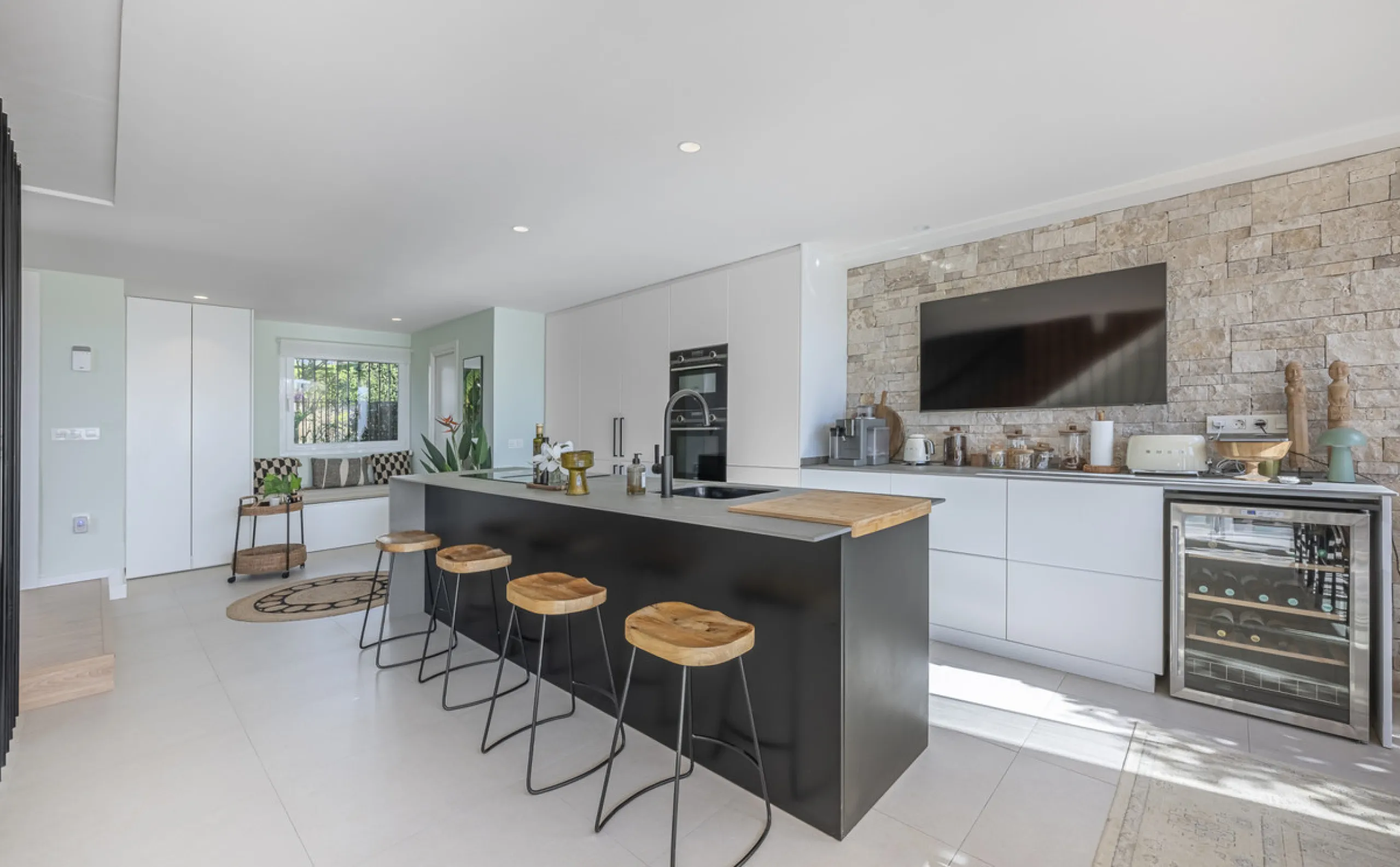 Situated in the sought-after urbanisation of Arco Iris in Altos de Puente Romano, this exceptional townhouse offers a rare opportunity to own one of the most spacious homes within the community. Set in the heart of Marbella's Golden Mile, just a short wal