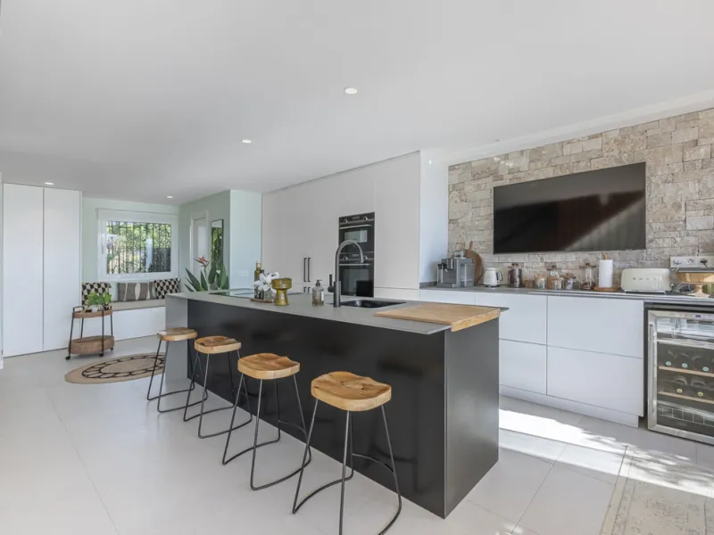 Situated in the sought-after urbanisation of Arco Iris in Altos de Puente Romano, this exceptional townhouse offers a rare opportunity to own one of the most spacious homes within the community. Set in the heart of Marbella's Golden Mile, just a short wal