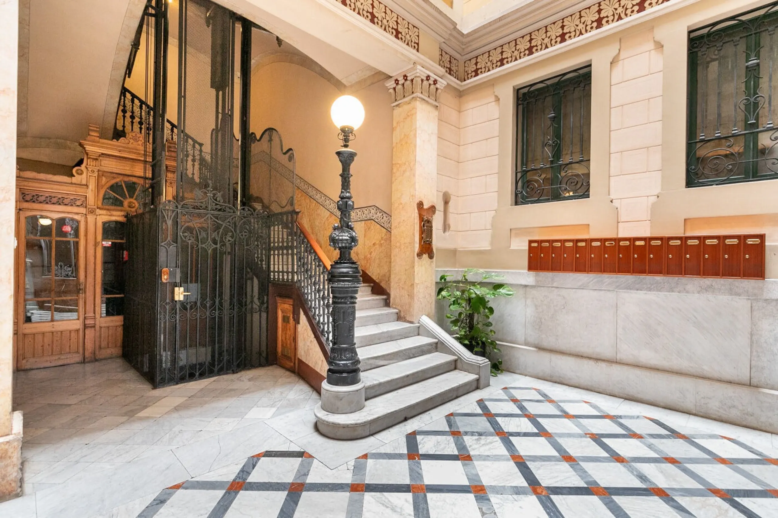 Piso elegante con balcones y vistas a Plaza Tetuan en Eixample, Barcelona