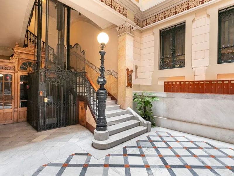 Piso elegante con balcones y vistas a Plaza Tetuan en Eixample, Barcelona