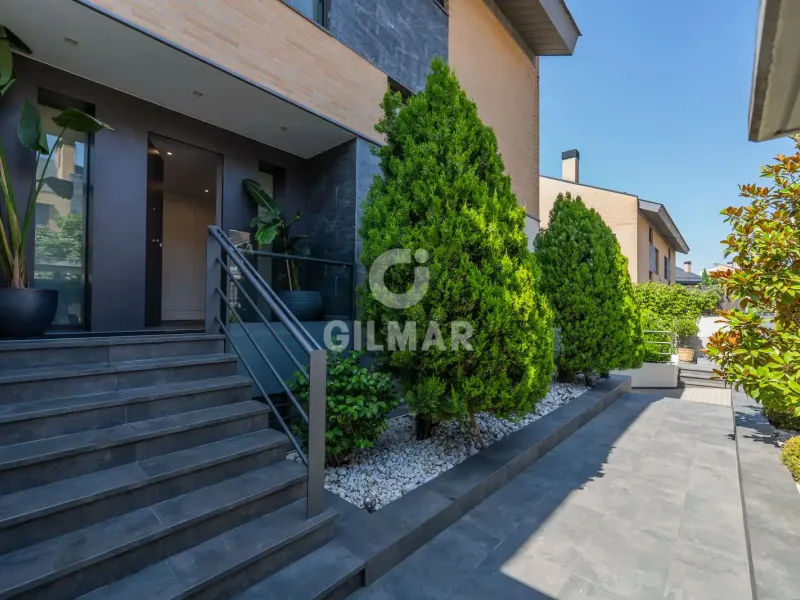 Semi-detached house in La Moraleja - Madrid