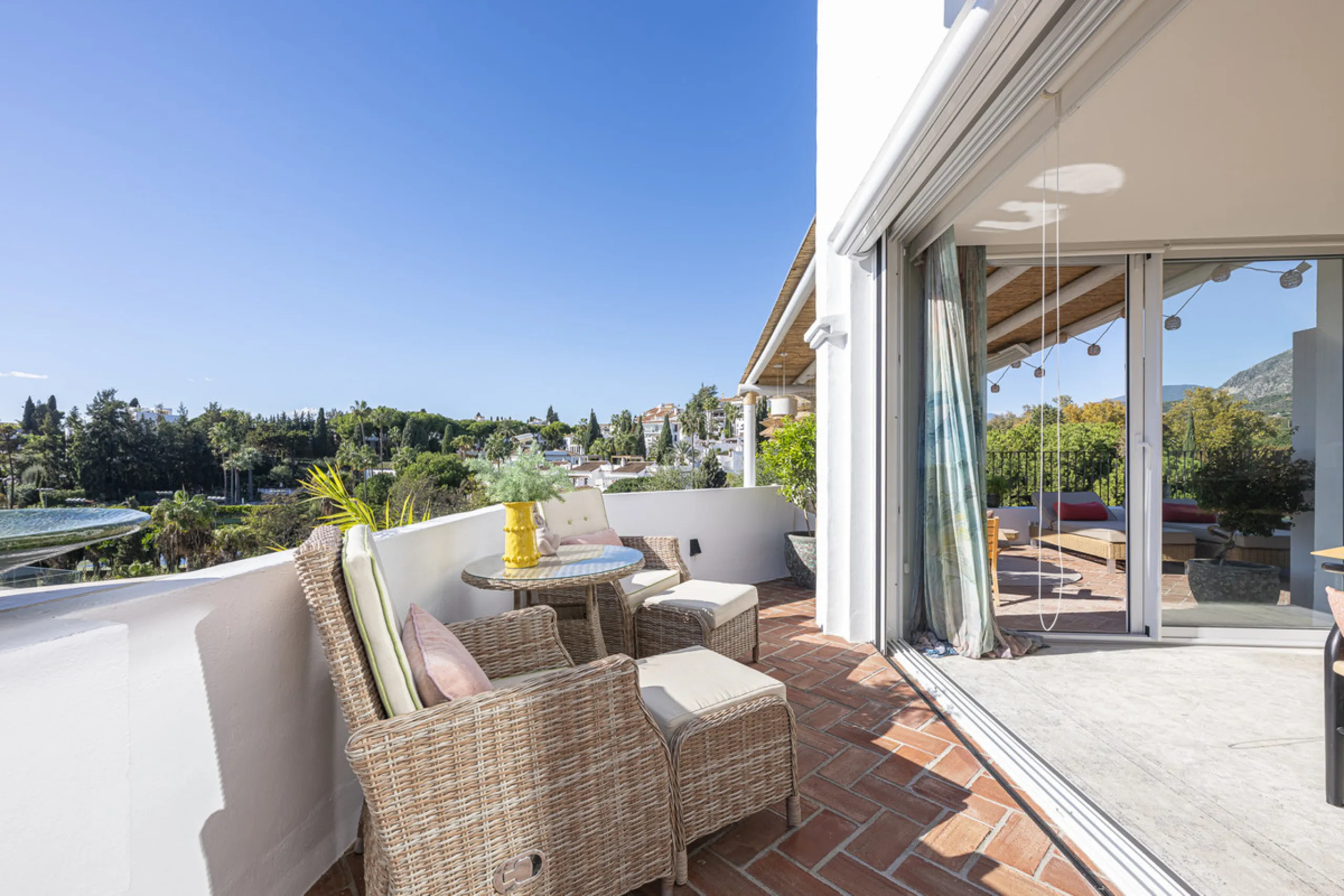 Situated in the sought-after urbanisation of Arco Iris in Altos de Puente Romano, this exceptional townhouse offers a rare opportunity to own one of the most spacious homes within the community. Set in the heart of Marbella's Golden Mile, just a short wal